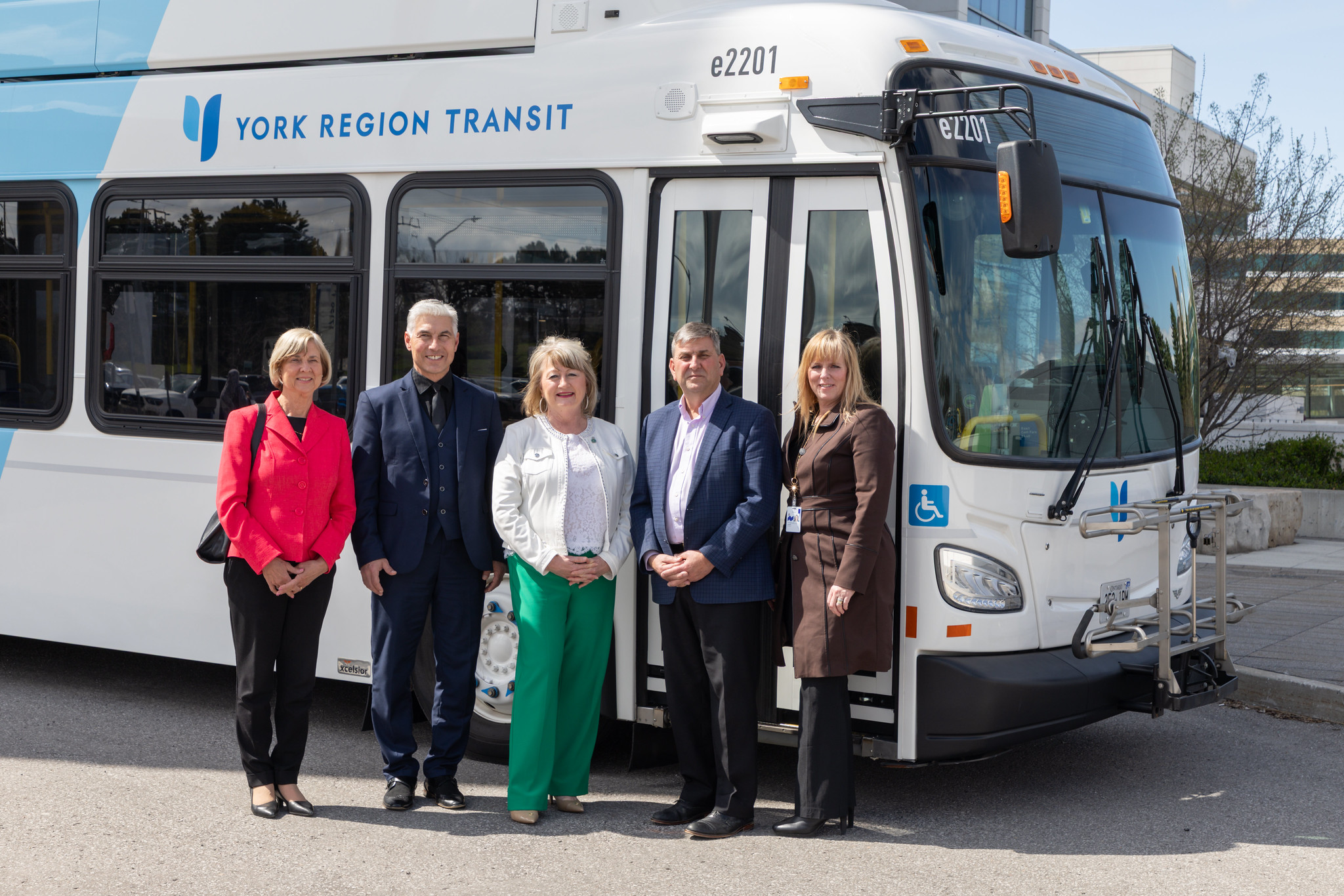 Mayor of East Gwillimbury Virginia Hackson, Regional Councillor for Richmond Hill Joe DiPaola, Member of Provincial Parliament for Newmarket-Aurora Dawn Gallagher Murphy, York Region Chairman and CEO Eric Jolliffe and Commissioner of Public Works Laura McDowell standing outside of YRT bus